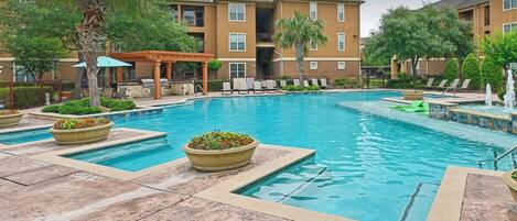 Alberca al aire libre y camastros