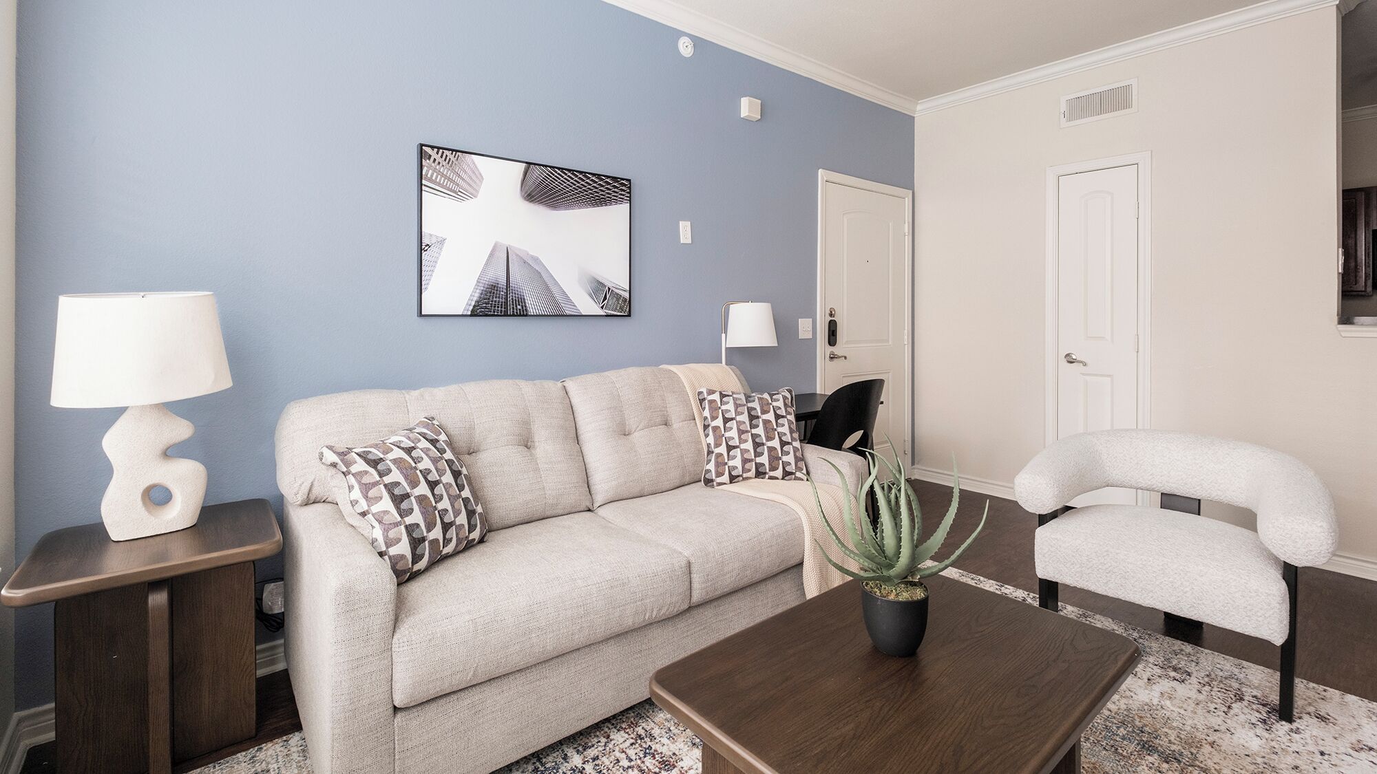 Departamento (1 Bedroom) | Área de sala de estar | Televisión de 50 pulgadas con canales digitales 