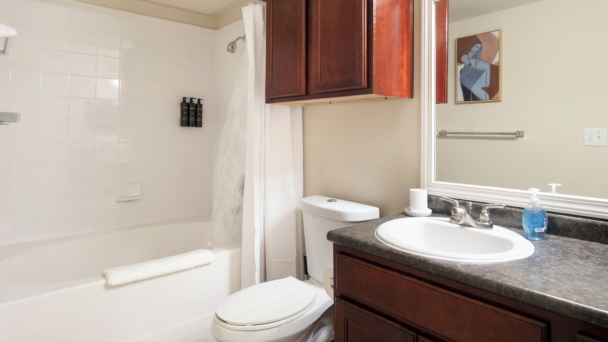 Un baño con ducha, inodoro y lavabo.