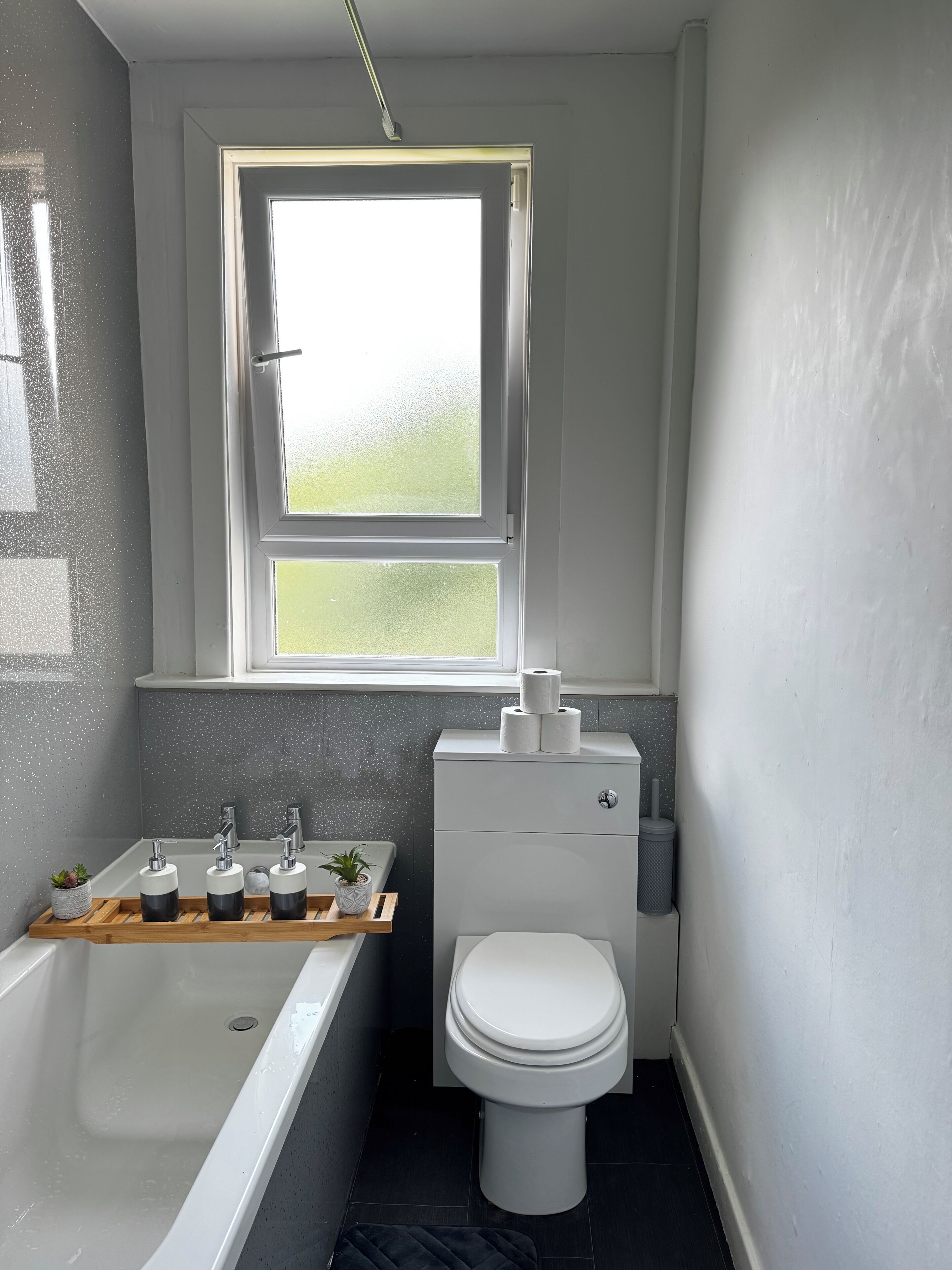 Dusj, hårføner, håndklær og såpe