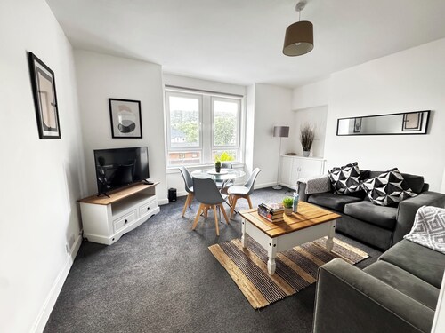 2-Bed Gourock Margaret St - Sleeps 4 - Contractors, Business & Relocations