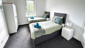 2 soverom, skrivebord, strykejern/-brett og wi-fi (inkludert)