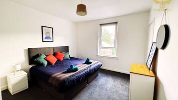 2 slaapkamers, een bureau, een strijkplank/strijkijzer, gratis wifi