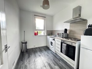 Microwave, oven, electric kettle, toaster - 2-Bed Gourock Margaret St - Sleeps 4 - Contractors, Business & Relocations (Gourock)