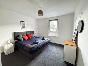 2 bedrooms, desk, iron/ironing board, free WiFi - 2-Bed Gourock Margaret St - Sleeps 4 - Contractors, Business & Relocations (Gourock)