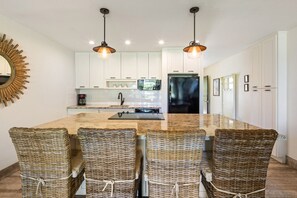 Private kitchen - Turtle Bay Golf Course Getaway by the beach (Kahuku)