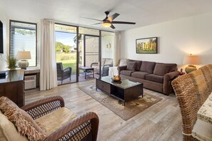 Living area - Turtle Bay Golf Course Getaway by the beach (Kahuku)