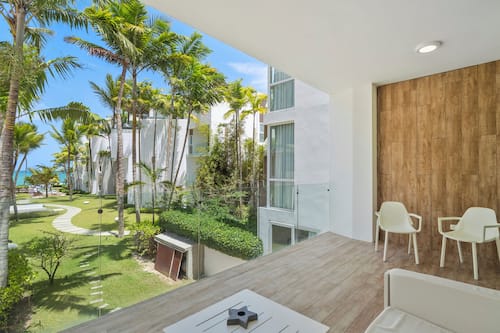 Condo Confort, aire acondicionado, vista parcial al océano | Terraza o patio