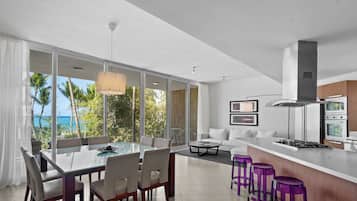 Comfort appartement, gedeeltelijk uitzicht op oceaan | Dineren