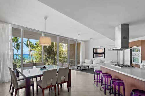 Condo Confort, vista parcial al océano | Restaurantes
