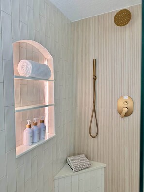 Dusche, Haartrockner, Handtücher, Seife