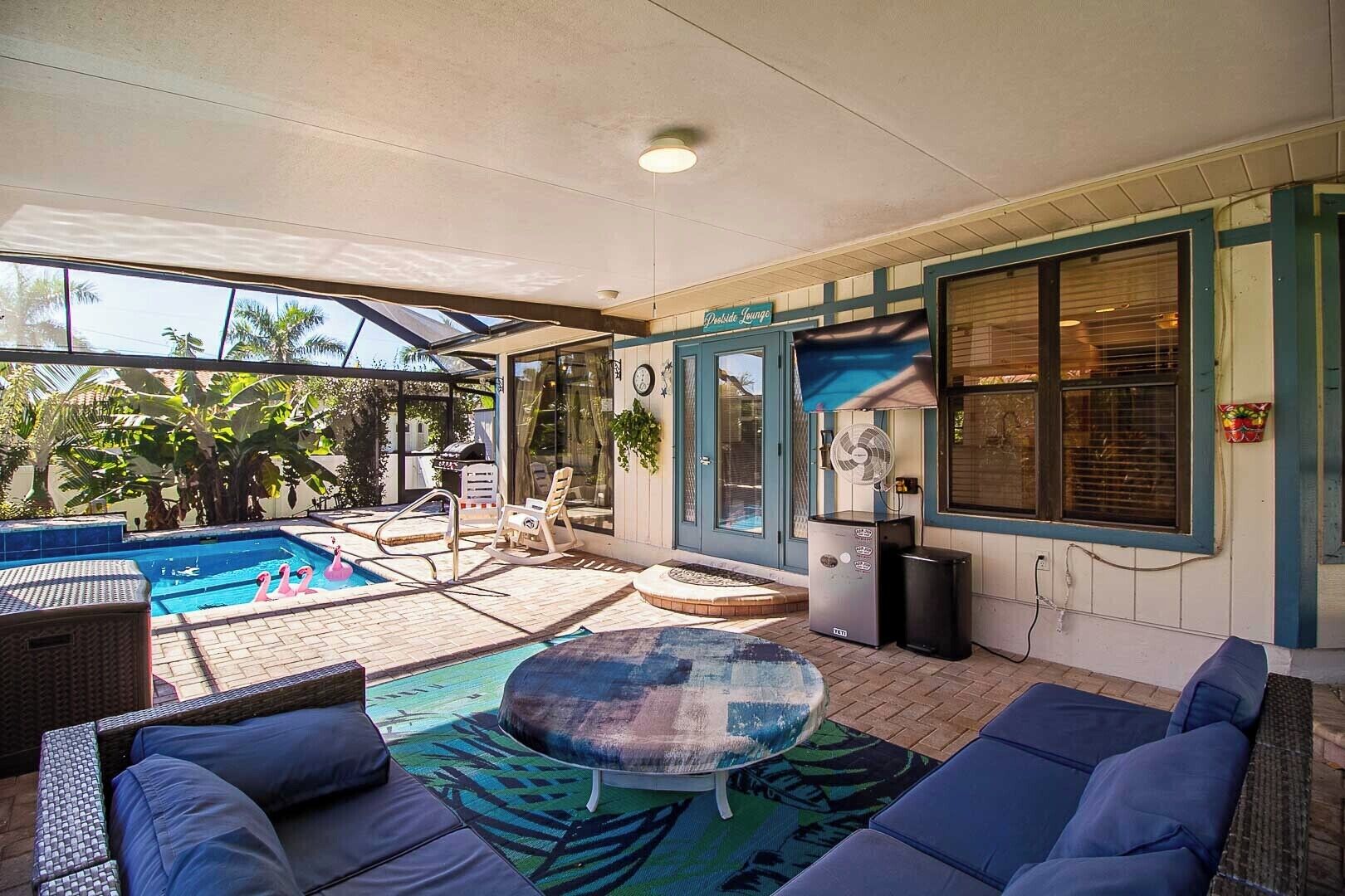 Una piscina al aire libre, una piscina climatizada