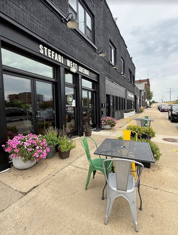 Outdoor dining - Cozy + Modern 3BR Home in Bradley, IL — Close to Kankakee & Bourbonnais! (Bradley)