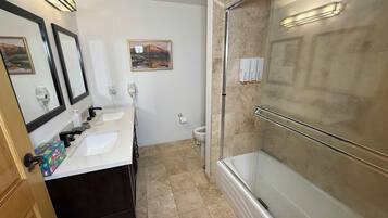 Een douche, een haardroger, handdoeken, zeep