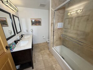 Een douche, een haardroger, handdoeken, zeep