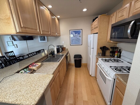 Kylskåp, mikrovågsugn, ugn och spishäll