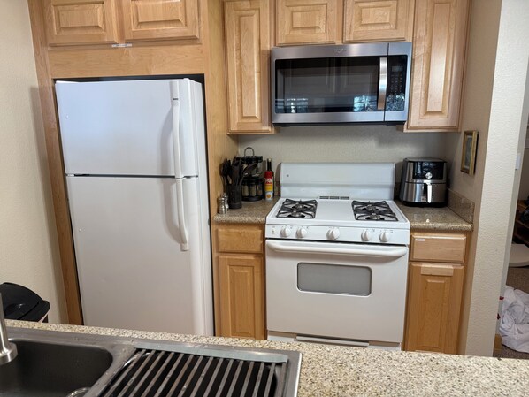 ثلاجة، ميكروويف، فرن، موقد طهي مسطح