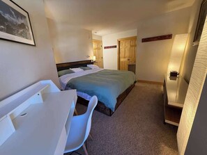 2 bedrooms, desk, WiFi, bed sheets