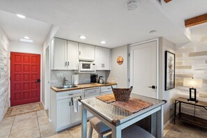 Microondas, parrilla de estufa y lavavajillas 