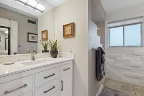 Shower, hair dryer, towels, soap - Stunning Studio Foothills Condo (Tucson)