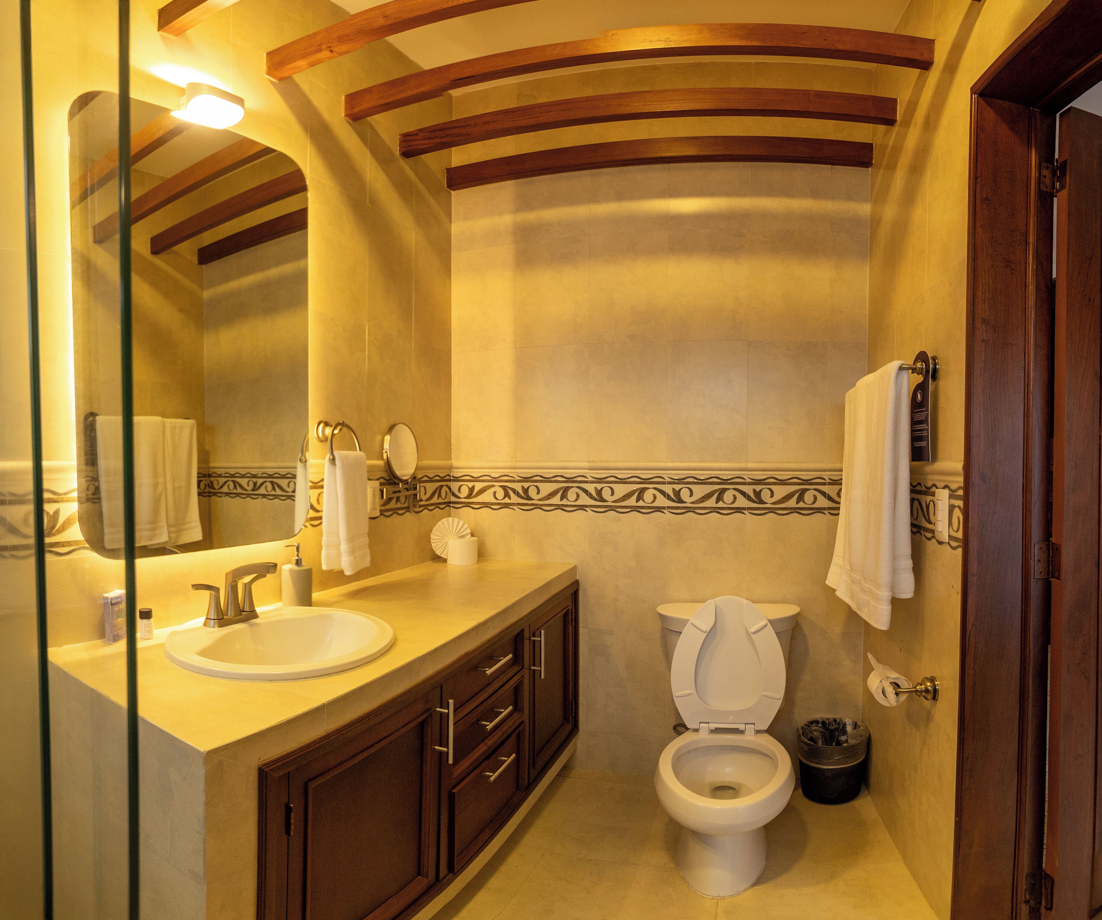 Habitación cuádruple Confort, 2 camas matrimoniales | Baño | Regadera, toallas, jabón, shampoo 