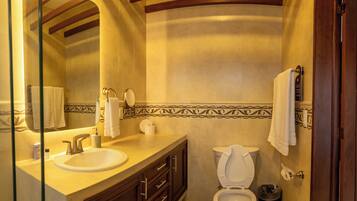 Habitación cuádruple Confort, 2 camas matrimoniales | Baño | Regadera, toallas, jabón, shampoo