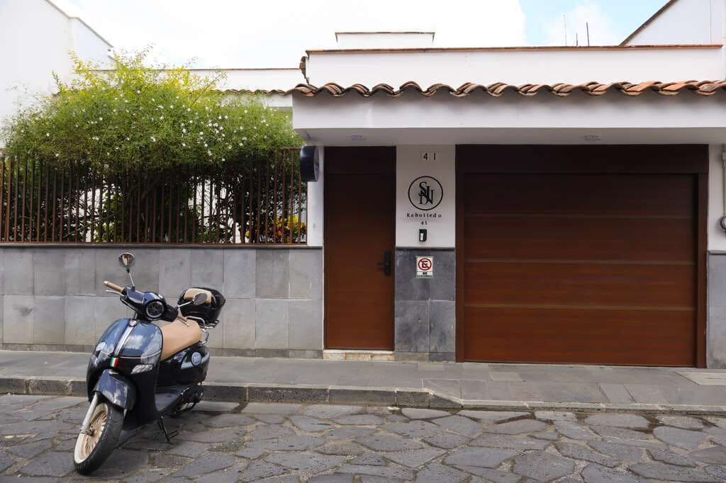 Vista frontal de la propiedad