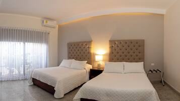 Habitación cuádruple Confort, 2 camas matrimoniales | Caja de seguridad en la habitación, wifi gratis y ropa de cama