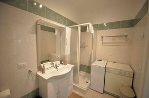 تجهيزات دش، مجففات شعر، مراحيض شطف، مناشف