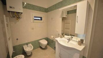 Dusche, Haartrockner, Bidet, Handtücher