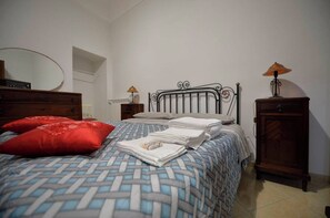 1 غرفة نوم ومكواة/لوح كي وخدمة الإنترنت وملاءات أسرّة