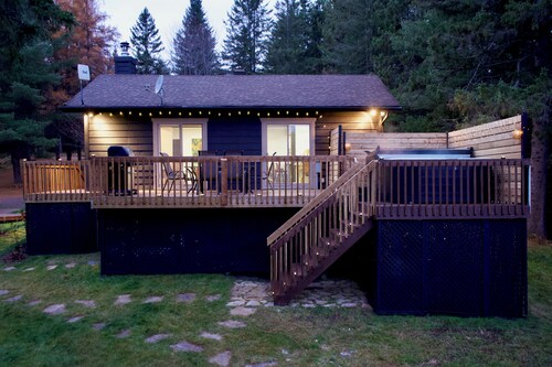 Cozy Family Retreat. Hot Tub, Fireplace, Lake View