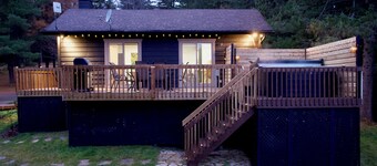 Cozy Family Retreat. Hot Tub, Fireplace, Lake View