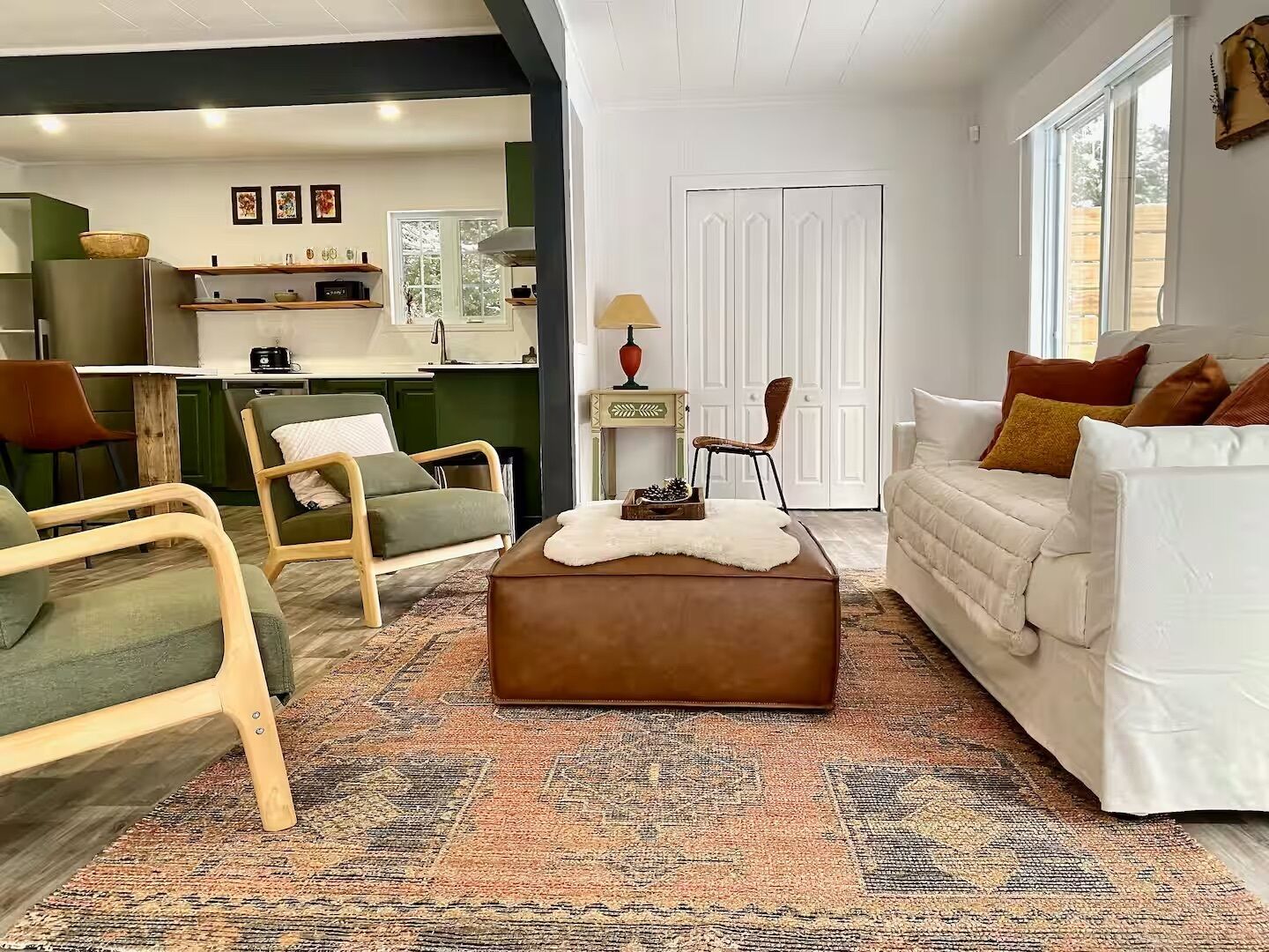 Una televisión, una chimenea