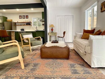 Cozy Family Retreat. Hot Tub, Fireplace, Lake View