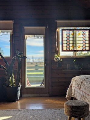 2 عدّة غرف نوم وواي فاي وملاءات أسرّة