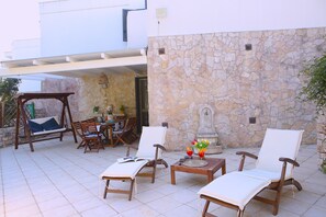Outdoor dining - Cozy cottage with terraced garden (Santa Maria di Leuca)