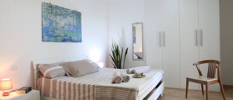 Iron/ironing board, Internet, bed sheets