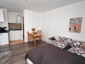 Iron/ironing board, WiFi, bed sheets