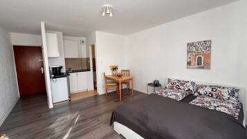 Planxa i posts de planxar, wifi i roba de llit