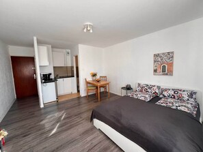 Tabla de planchar con plancha, wifi, ropa de cama