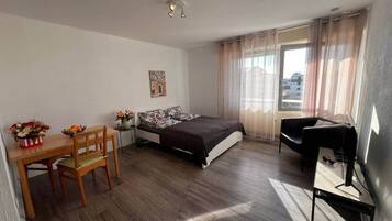 Planxa i posts de planxar, wifi i roba de llit