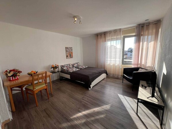 Tabla de planchar con plancha, wifi, ropa de cama