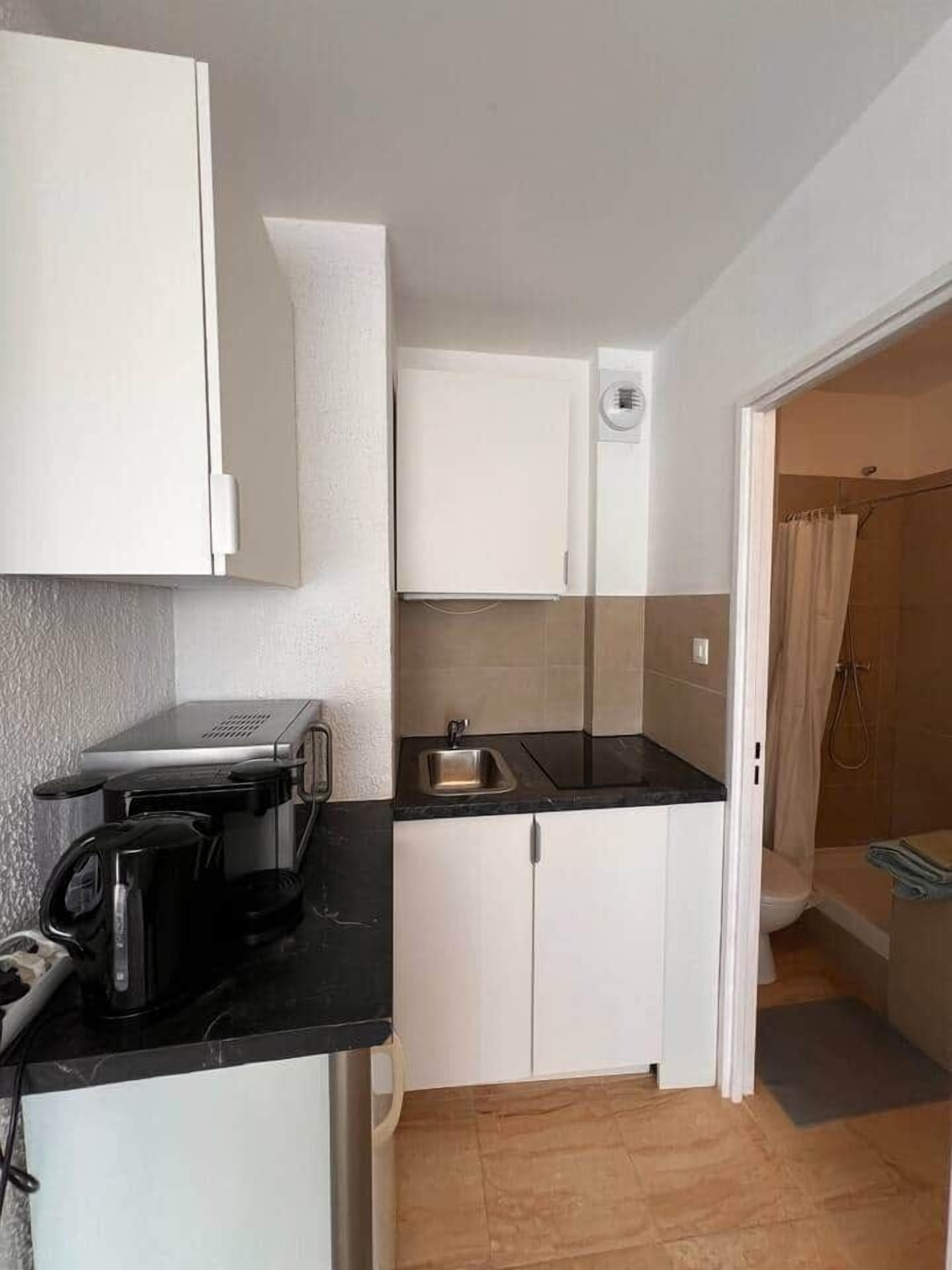 Kühlschrank, Mikrowelle, Herdplatte, Kochgeschirr/Geschirr/Besteck