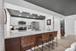 雪櫃、微波爐、焗爐、爐具