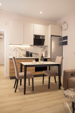 Fridge, microwave, stovetop, dishwasher - MK Luxury Serviced Apartments #2 - Apt. 10 (Chișinău)