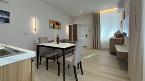 Dining - MK Luxury Serviced Apartments #2 - Apt. 10 (Chișinău)