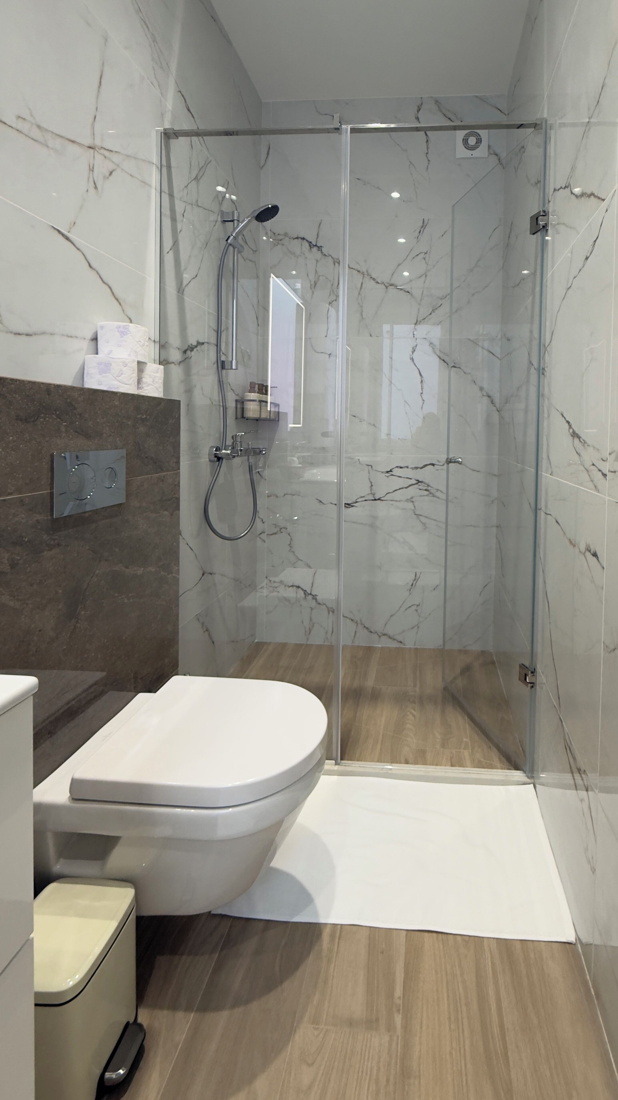 Amenidades de baño gratuitas, secadora de cabello, batas, pantuflas 