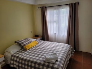 3 quartos, ferros/tábuas de passar roupa, acesso à internet