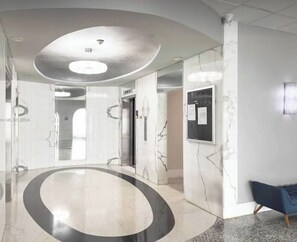 Interior - private balcony ON THE BEACH with pool 24hr front desk parking spot laundry gym (Hallandale Beach)